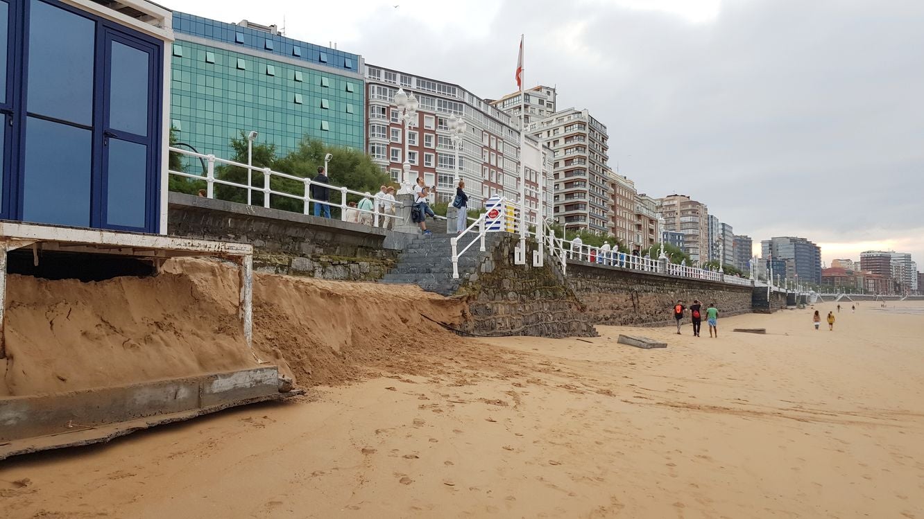 La Playa de San Lorenzo en Gijón, un clásico de los leoneses, se queda sin arena | «Ya no se puede venir a esta playa», aseguran con tristeza sus usuarios
