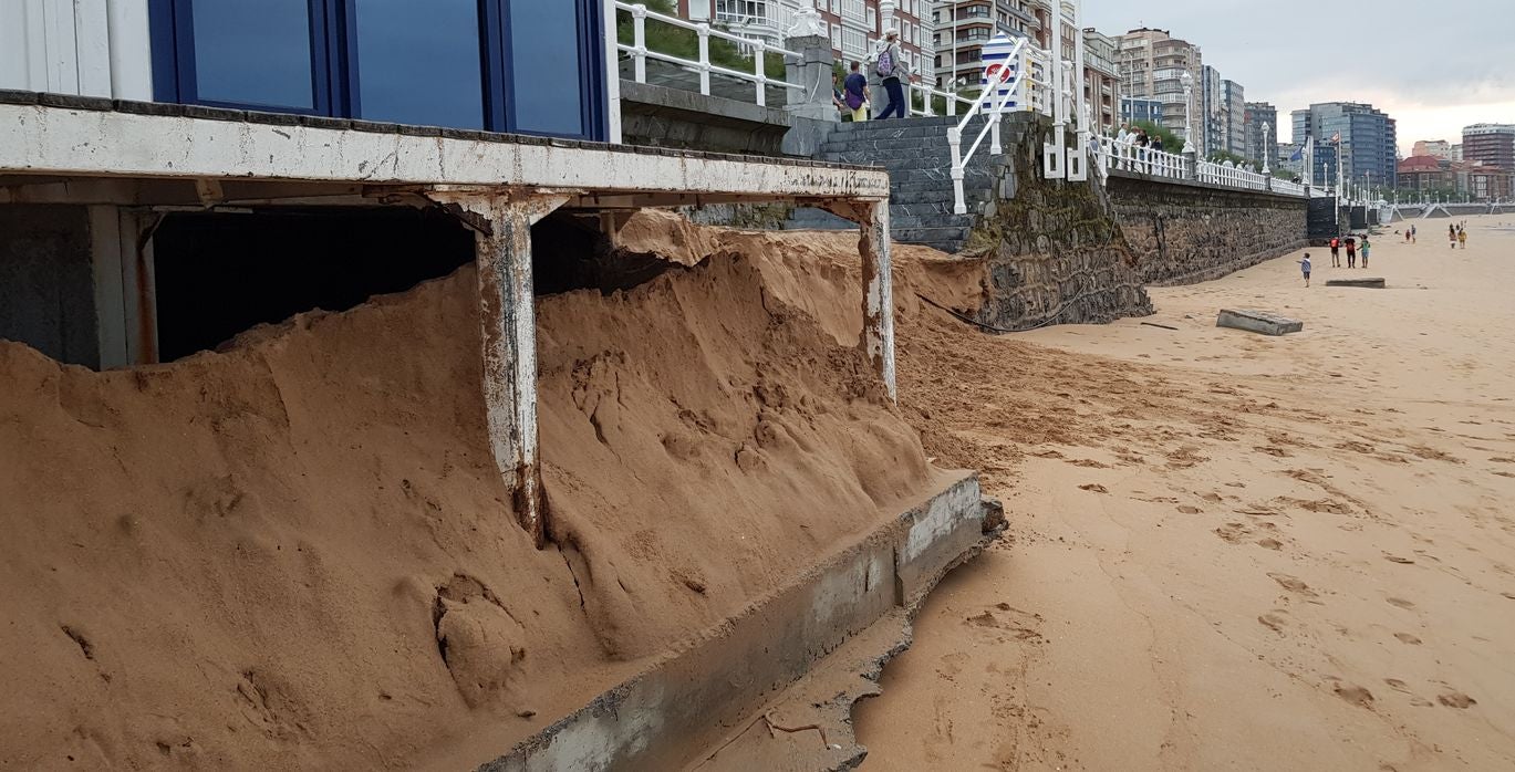 La Playa de San Lorenzo en Gijón, un clásico de los leoneses, se queda sin arena | «Ya no se puede venir a esta playa», aseguran con tristeza sus usuarios