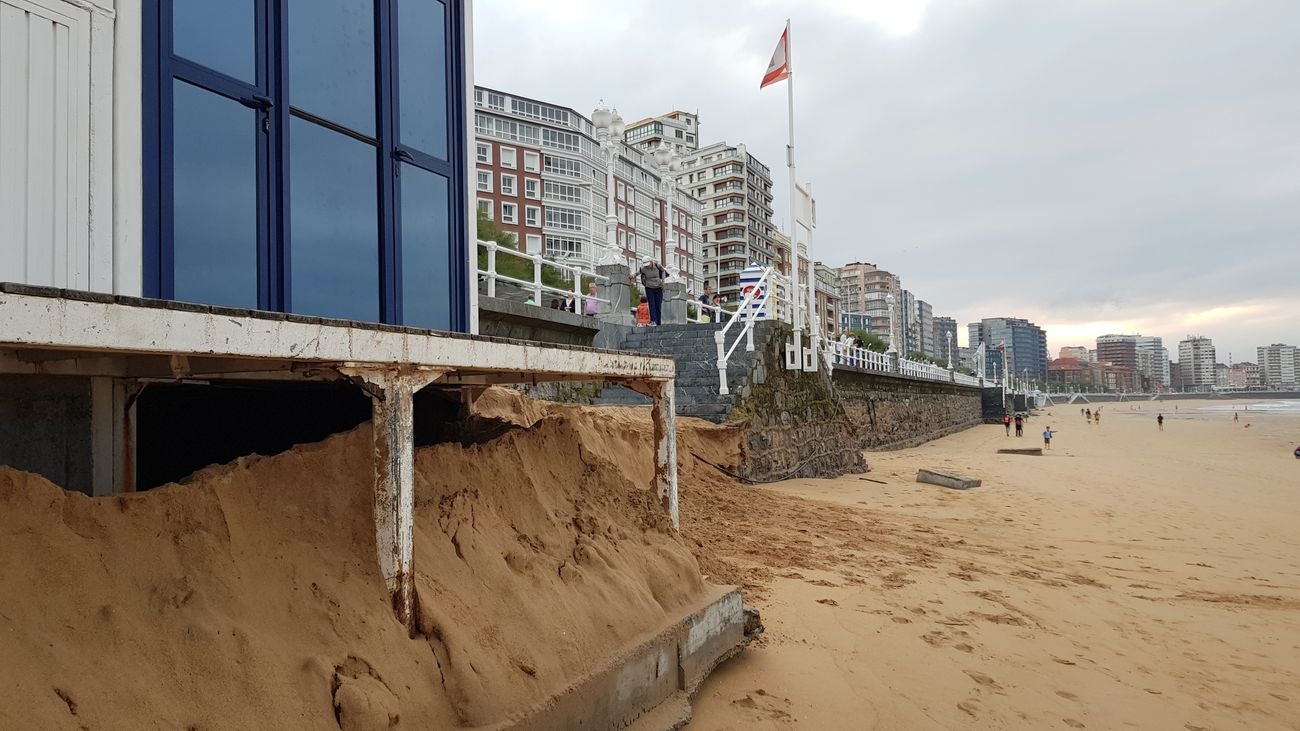 La Playa de San Lorenzo en Gijón, un clásico de los leoneses, se queda sin arena | «Ya no se puede venir a esta playa», aseguran con tristeza sus usuarios