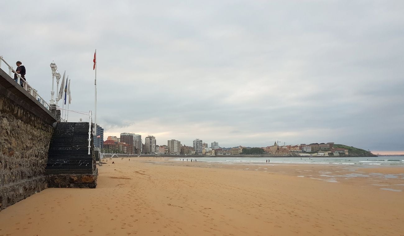 La Playa de San Lorenzo en Gijón, un clásico de los leoneses, se queda sin arena | «Ya no se puede venir a esta playa», aseguran con tristeza sus usuarios