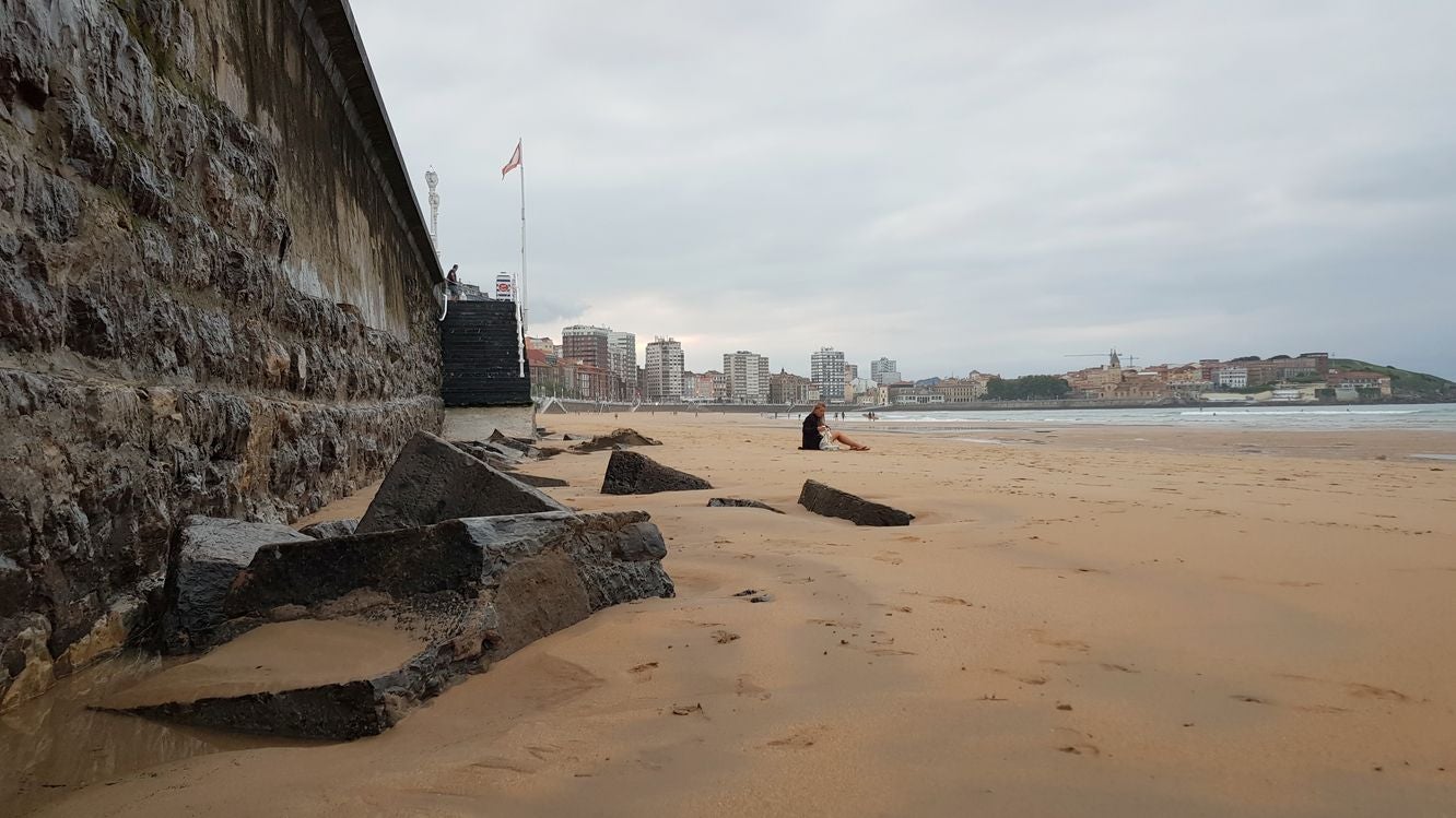 La Playa de San Lorenzo en Gijón, un clásico de los leoneses, se queda sin arena | «Ya no se puede venir a esta playa», aseguran con tristeza sus usuarios