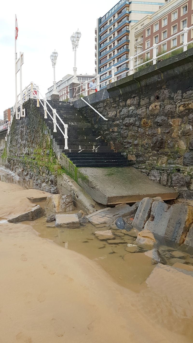 La Playa de San Lorenzo en Gijón, un clásico de los leoneses, se queda sin arena | «Ya no se puede venir a esta playa», aseguran con tristeza sus usuarios