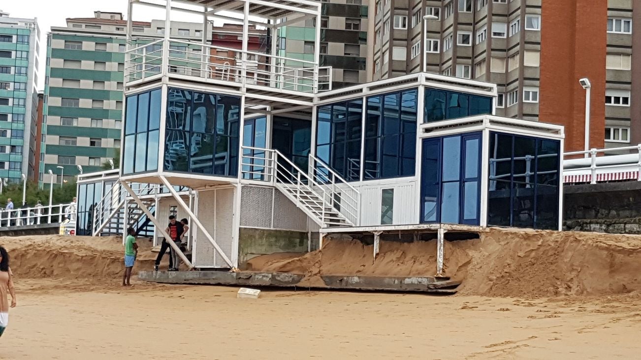 La Playa de San Lorenzo en Gijón, un clásico de los leoneses, se queda sin arena | «Ya no se puede venir a esta playa», aseguran con tristeza sus usuarios