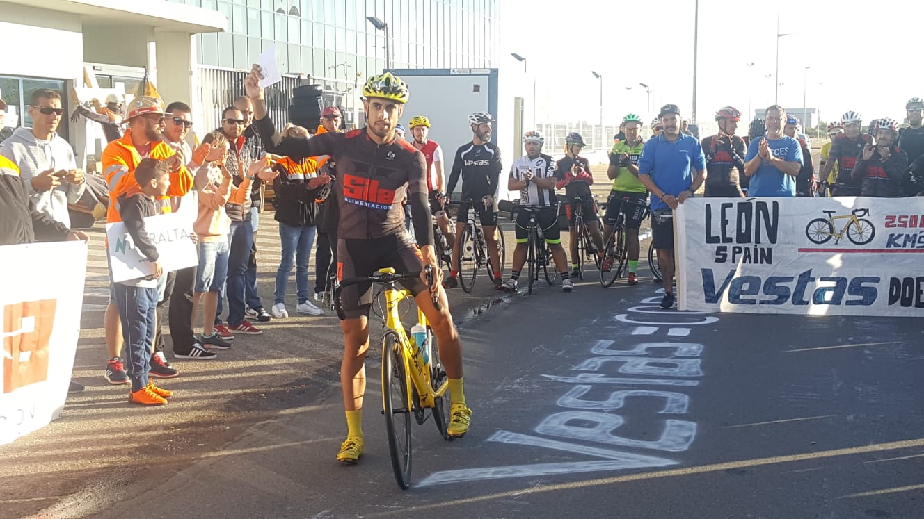 El trabajador de Vestas Andrés Turienzo Llamazares, 'Piru', inicia su marcha en bici para llevar a Dinamarca una carta exigiendo que la planta de León siga abierta