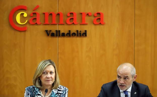 El presidente de la Cámara de Comercio de Valladolid, Víctor Caramanzana, junto a la consejera de Economía, Pilar del Olmo, tras el Pleno.