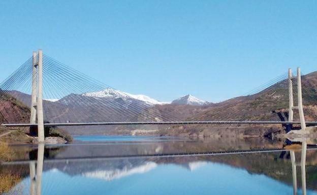 Vista del embalse de Barrios de Luna. 