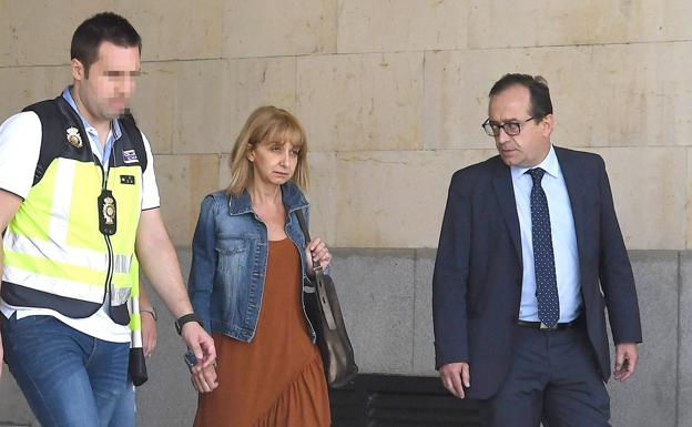 María Eugenia Gancedo junto a su letrado, el día de su detención. 