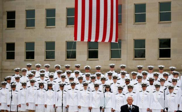 Acto de homenaje en El Pentágono presidido por el vicepresidente Pence.