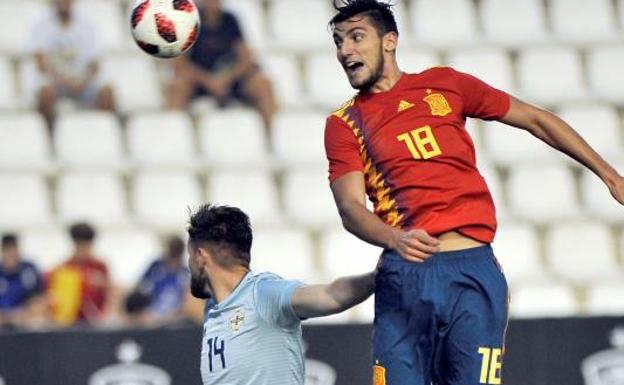 Rafa Mir disputando un balón durante el España-Irlanda