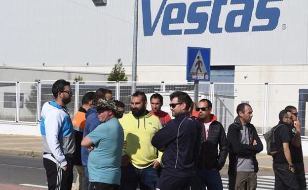 Trabajadores de Vestas, a la puerta de la factoría. 