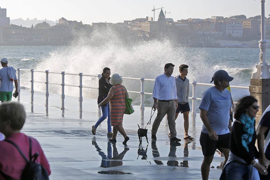 Los paseantes del Muro no dudaron en mojarse para obtener la mejor foto de un mar Cantábrico que mojó y mucho el paseo. Mareas vivas que siempre suscitan mucha expectación.