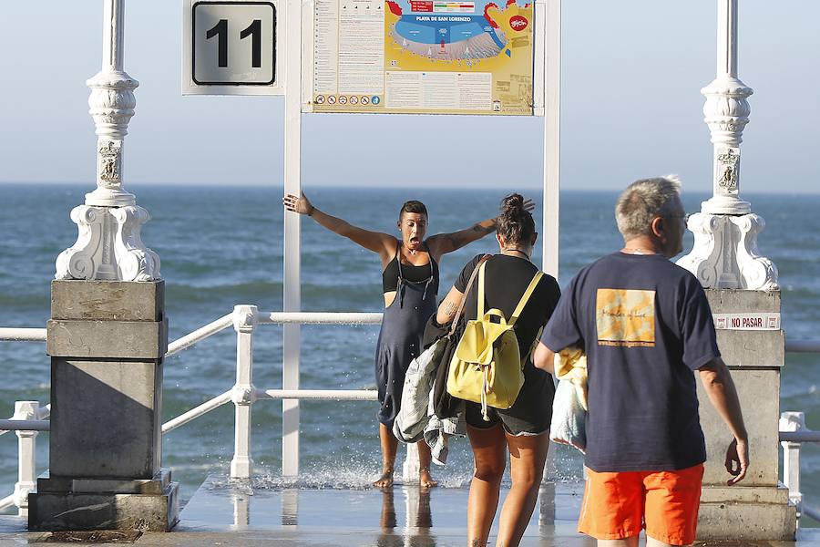 Los paseantes del Muro no dudaron en mojarse para obtener la mejor foto de un mar Cantábrico que mojó y mucho el paseo. Mareas vivas que siempre suscitan mucha expectación.