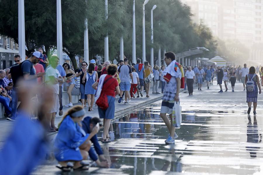 Los paseantes del Muro no dudaron en mojarse para obtener la mejor foto de un mar Cantábrico que mojó y mucho el paseo. Mareas vivas que siempre suscitan mucha expectación.