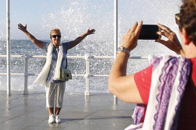 Las olas sorprendieron a más de un paseante; otros optaron por captar la belleza de la mar. 