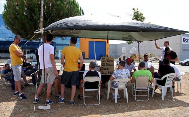 Trabajadores de Vestas concentrados frente a la factoría en Villadangos del Páramo.