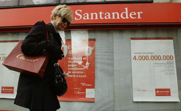 Una mujer pasa por delante de una sucursal del Banco Santander. 
