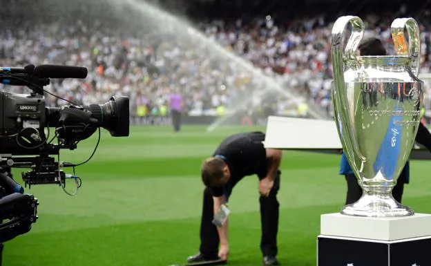 El trofeo de la Champions League, antes de un partido.