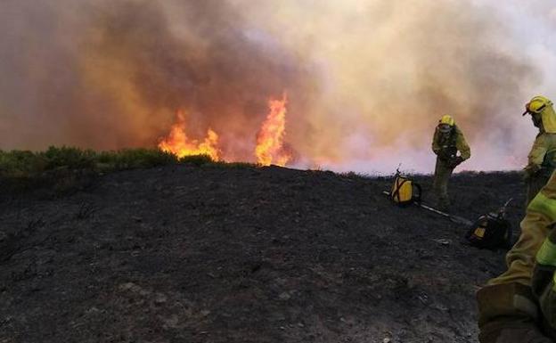 Varios efectivos luchan contra el fuego en la localidad berciana de Villadecanes