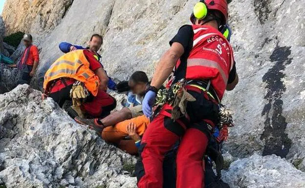 Efectivos de rescate llegan al montañero herido en el Urriellu.