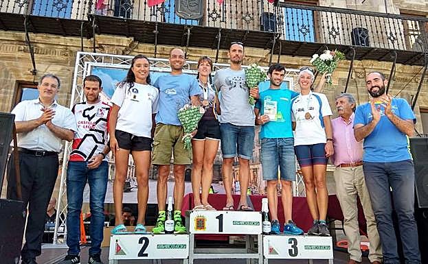 Daniel Múgica y Nerea Gómez vencen en el triatlón 'El Camino' de Astorga