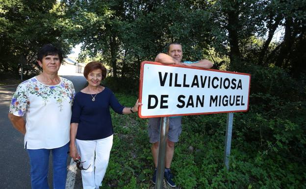 El concejal de Servicios de Folgoso de la Ribera (León), Gabino Colinas, junto a las vecinas de Villaviciosa de San Miguel (León), Carmen carro (I), y Charo de Dios (C), localidad de la que se cumple el 40 aniversario del cambio de nombre