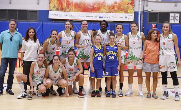 Las jugadoras del Patatas Hijolusa posan con el trofeo.