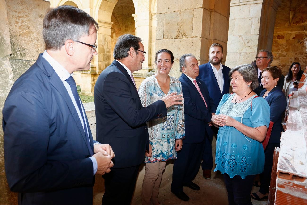 La consejera de Cultura y Turismo, María Josefa García Cirac, firma con el alcalde de Mansilla Mayor (León), José Alberto Martínez (I) y con el presidente de la Asociación ProMonumenta, Marcelino Fernández (D), un protocolo para la conservación y puesta en valor del Monasterio de Santa María de Sandoval