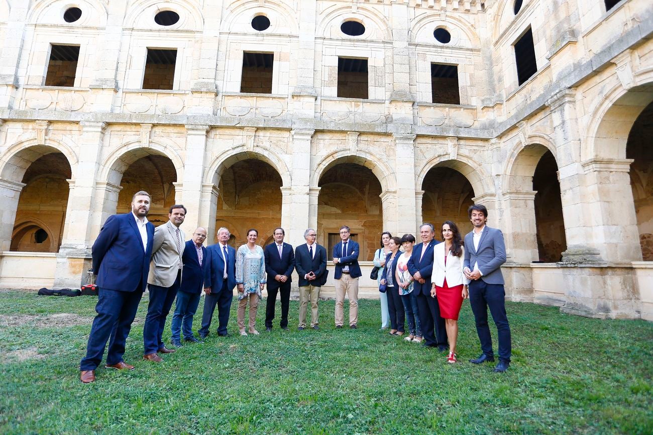 La consejera de Cultura y Turismo, María Josefa García Cirac, firma con el alcalde de Mansilla Mayor (León), José Alberto Martínez (I) y con el presidente de la Asociación ProMonumenta, Marcelino Fernández (D), un protocolo para la conservación y puesta en valor del Monasterio de Santa María de Sandoval