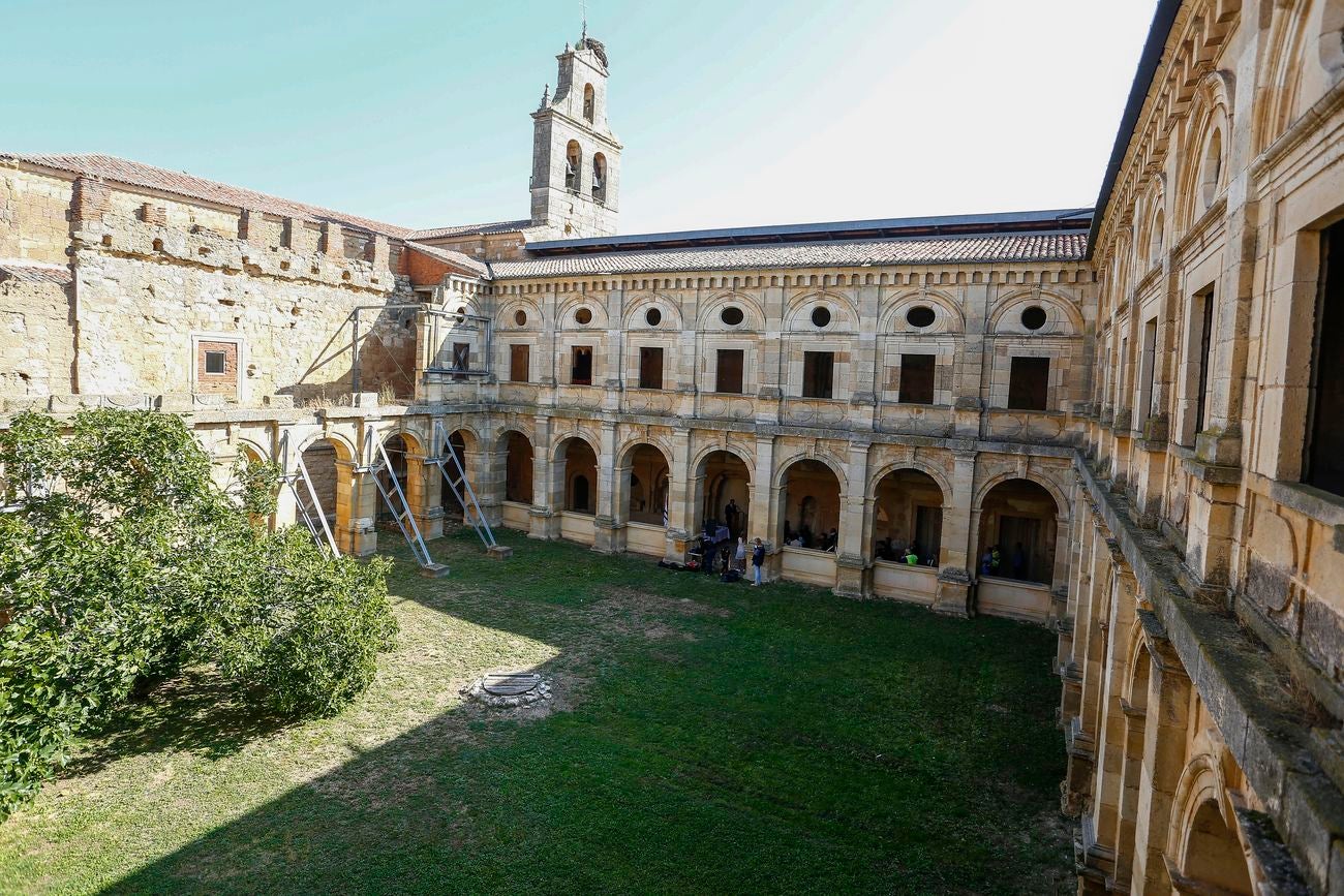 La consejera de Cultura y Turismo, María Josefa García Cirac, firma con el alcalde de Mansilla Mayor (León), José Alberto Martínez (I) y con el presidente de la Asociación ProMonumenta, Marcelino Fernández (D), un protocolo para la conservación y puesta en valor del Monasterio de Santa María de Sandoval