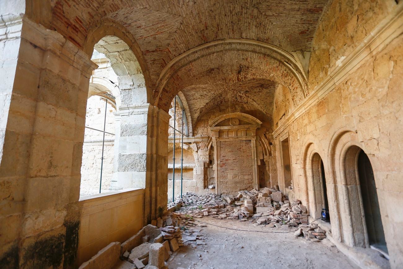 La consejera de Cultura y Turismo, María Josefa García Cirac, firma con el alcalde de Mansilla Mayor (León), José Alberto Martínez (I) y con el presidente de la Asociación ProMonumenta, Marcelino Fernández (D), un protocolo para la conservación y puesta en valor del Monasterio de Santa María de Sandoval