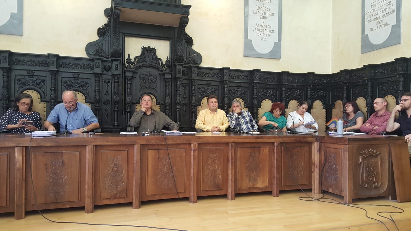 El alcalde de Astorga y los dos ediles implciados en la Enredadera oficializan en pleno su salida del PP 