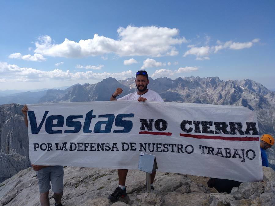 Fotos: Los trabajadores de Vestas claman por su continuidad desde lo alto de Picos de Europa