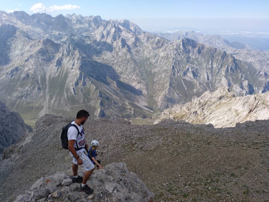 Fotos: Los trabajadores de Vestas claman por su continuidad desde lo alto de Picos de Europa