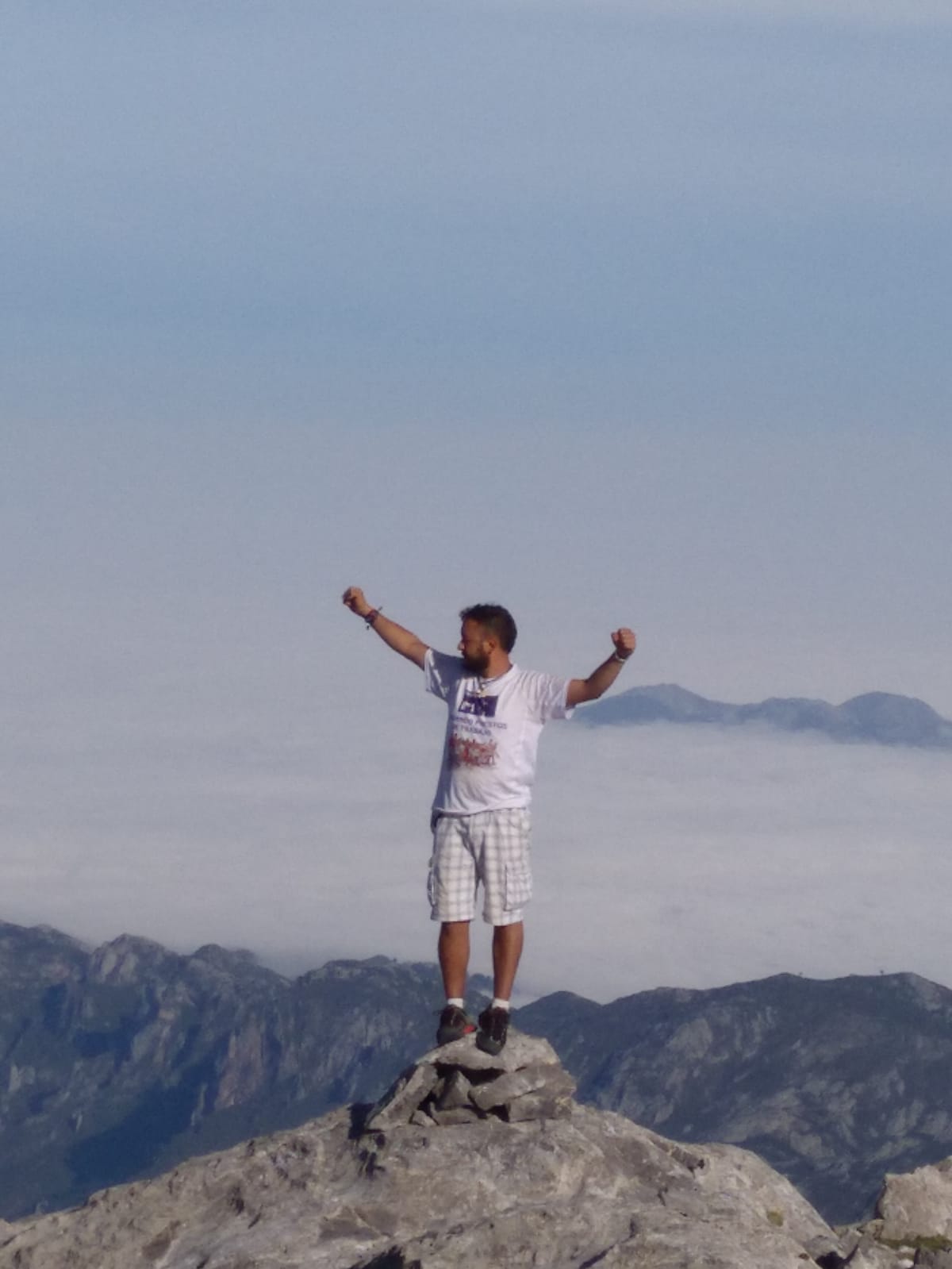 Fotos: Los trabajadores de Vestas claman por su continuidad desde lo alto de Picos de Europa