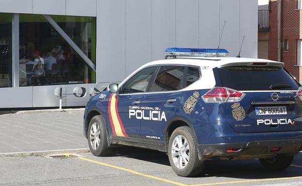 Imagen de un vehículo policial ante la Comisaría de Astorga.