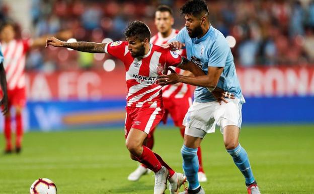 Portu (i) pelea por un balón con Araujo.