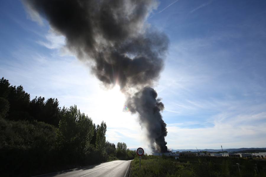 Fotos: Incendio en una nave del polígono de Cabañas Raras
