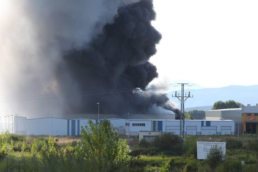 Fotos: Incendio en una nave del polígono de Cabañas Raras