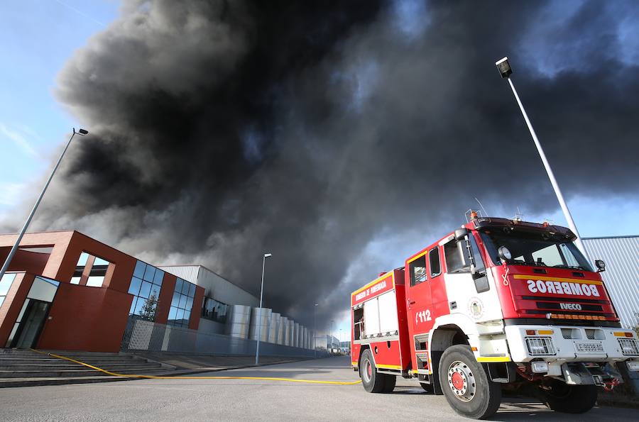 Fotos: Incendio en una nave del polígono de Cabañas Raras