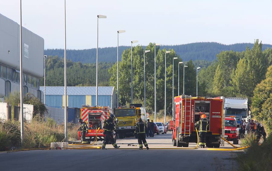 Fotos: Incendio en una nave del polígono de Cabañas Raras