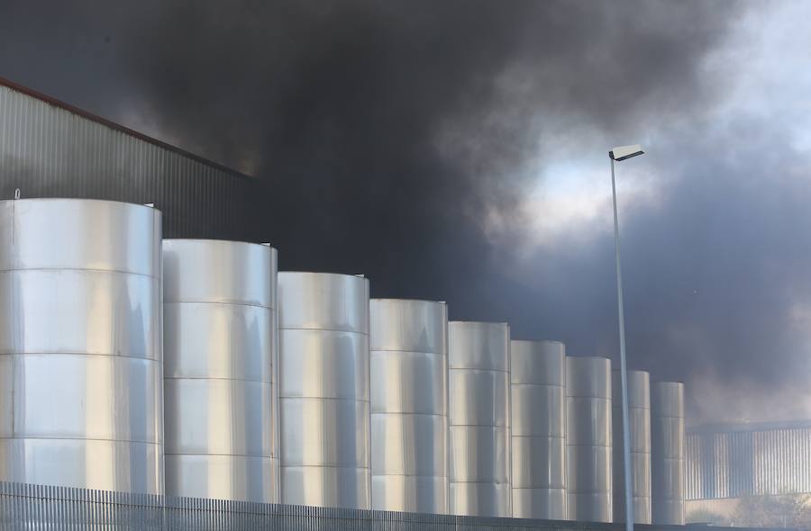 Fotos: Incendio en una nave del polígono de Cabañas Raras