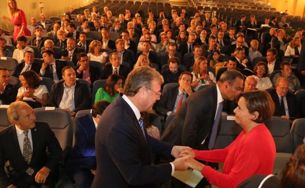 Imagen principal - Antonio Silván, este martes, durante la cita en Asturias.