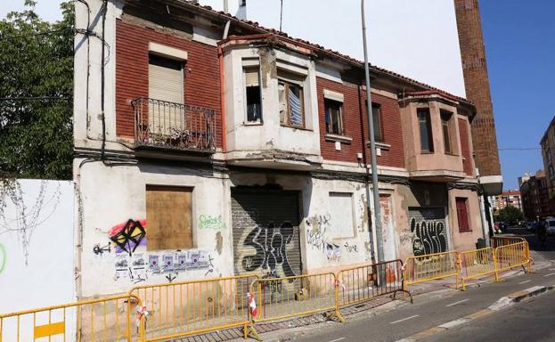 Vivienda en ruidas en la Plaza Padre Severino Ibáñez. 