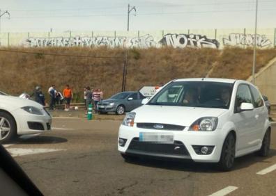 Imagen secundaria 1 - Efectivos de Emergencias en el lugar del accidente.