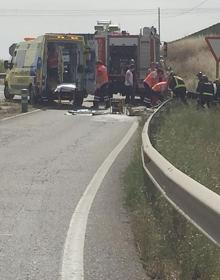 Imagen secundaria 2 - Efectivos de Emergencias en el lugar del accidente.