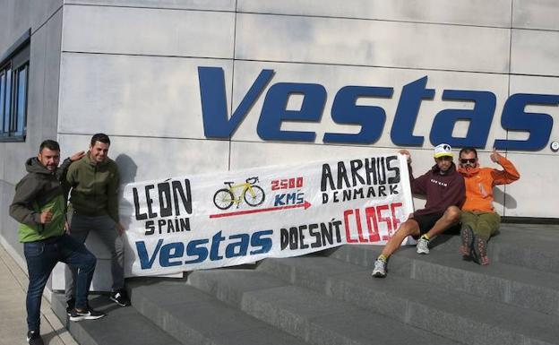 Los 'cuatro de Vestas' en su llegada a la sede de la empresa. 