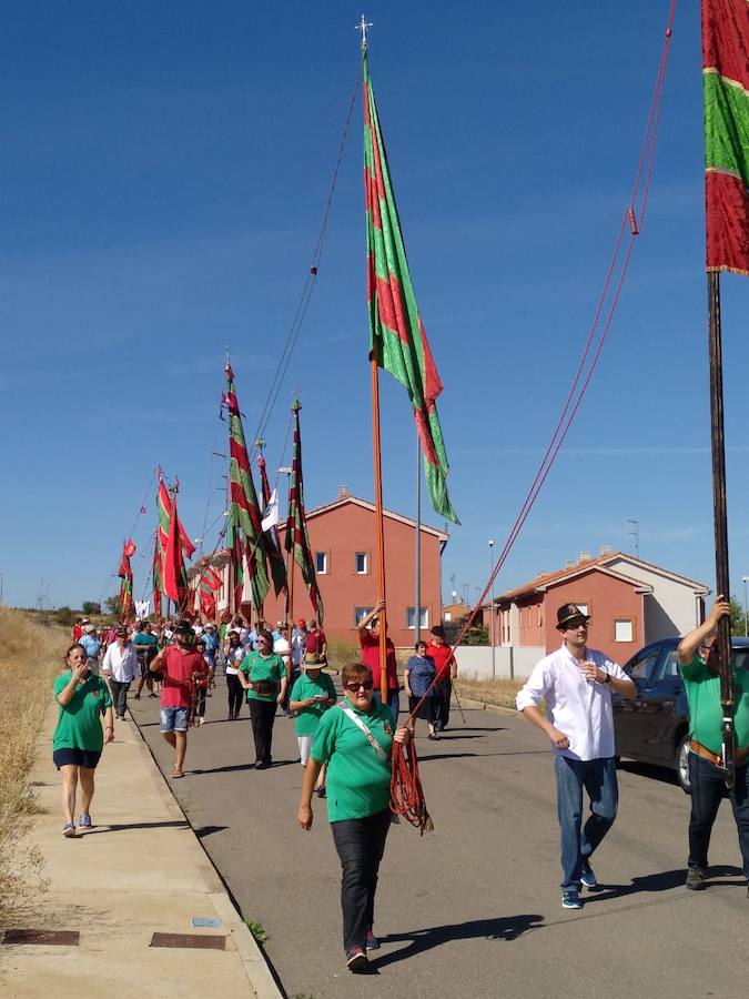 Fotos: Desfile de pendones en Ardoncino