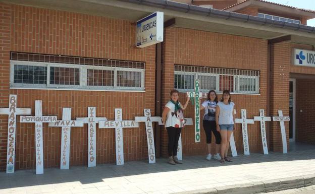 Cruces en el centro palentino de Aguilar recordaban este verano los consultorios desaparecidos.