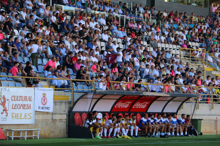 Fotos: Las imágenes de la afición en el Cultural-Real Madrid