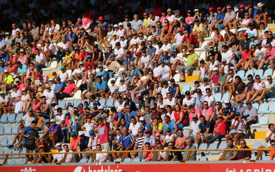 Fotos: Las imágenes de la afición en el Cultural-Real Madrid